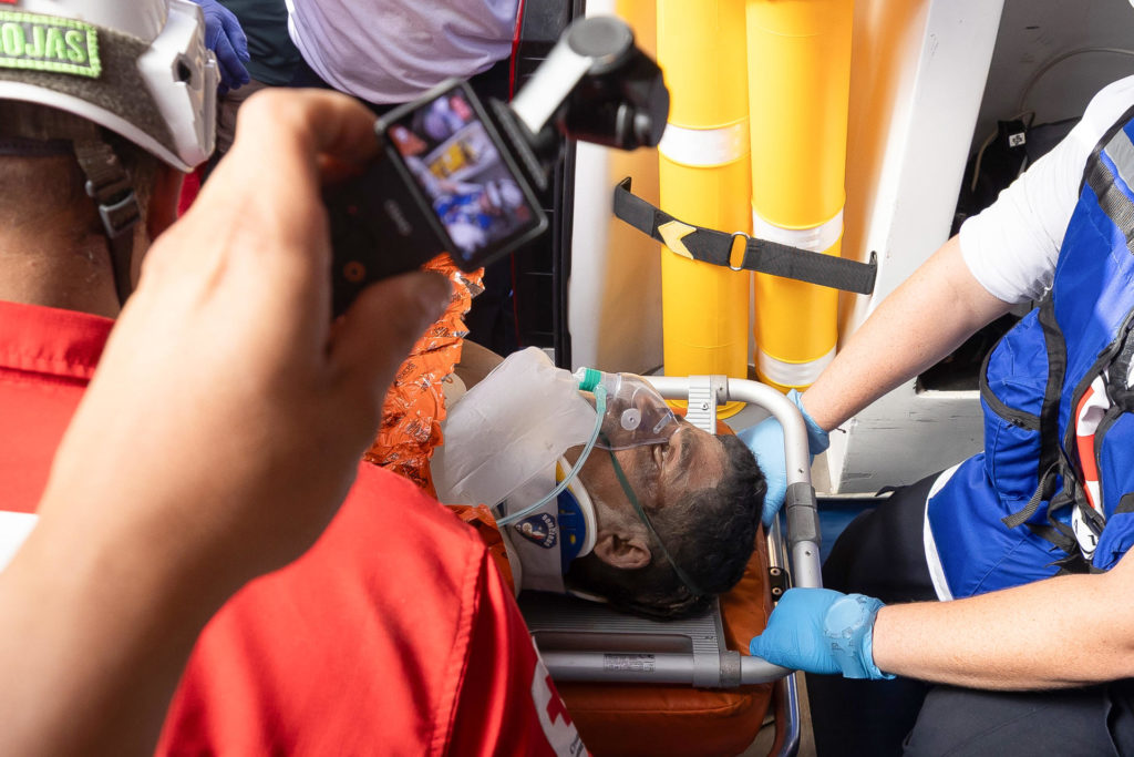 Hernán Gil permanece hospitalizado tras ser rescatado luego de ocho días bajo escombros en La Guaira