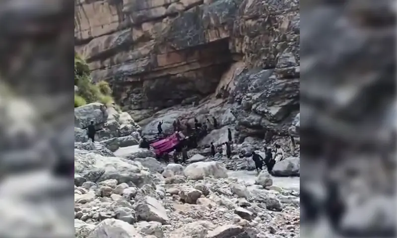 Passenger bus accident near Balochistan–KP border leaves 40 dead, 8 injured