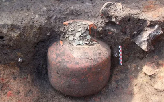 Descubren en Francia tres vasijas con más de 40.000 monedas romanas en un asentamiento del siglo IV