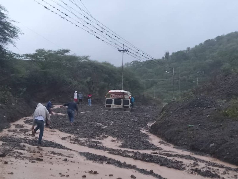 Heavy rains block main road to Siquisique in Lara