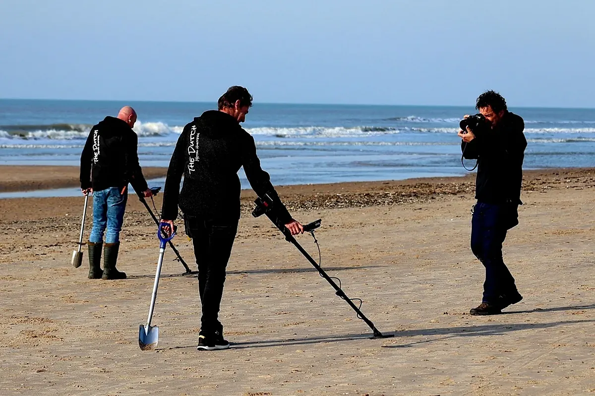 Andalucía sanciona el uso de detectores de metales en playas para proteger restos arqueológicos