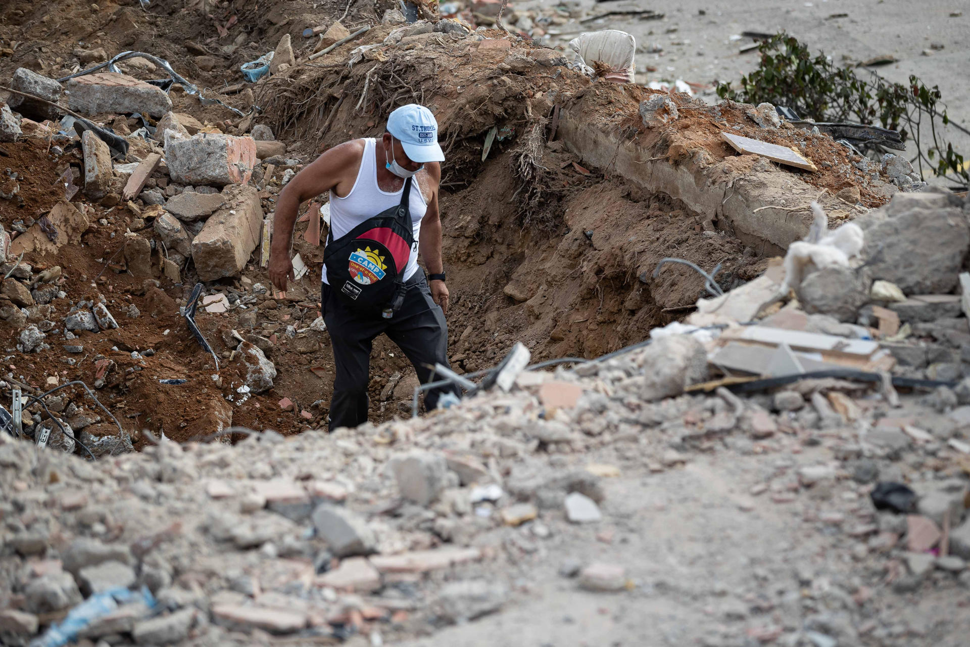 Familiares de desaparecidos en La Guaira reclaman más maquinaria para las labores de rescate