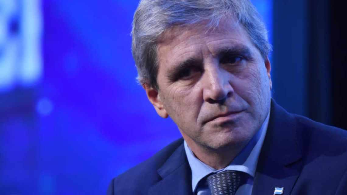 Luis Caputo anuncia plan financiero para cubrir deuda hasta 2027