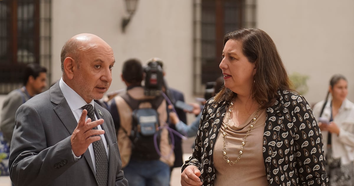 Senador Castro critica al PC y se intensifica la división en la oposición sobre la megareforma
