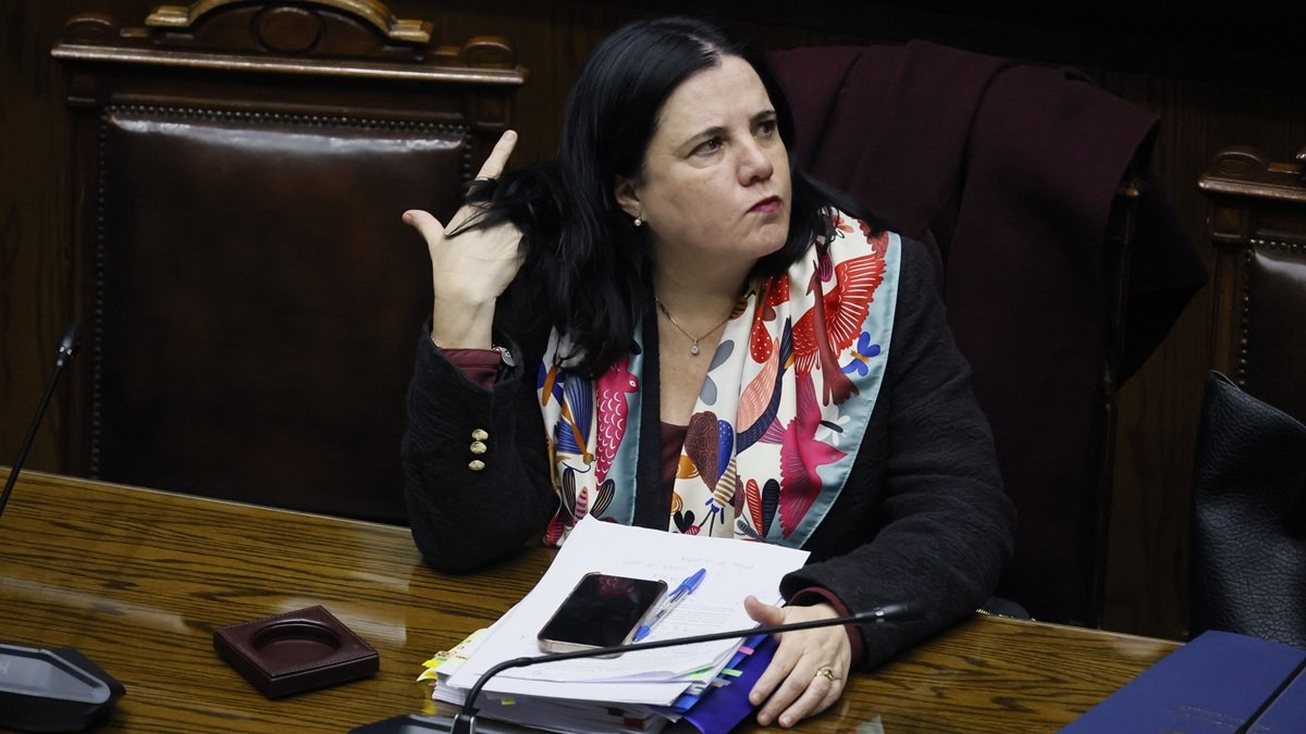 Exministra Steinert solicita anular decisión de la Contraloría sobre exceso de autoridad