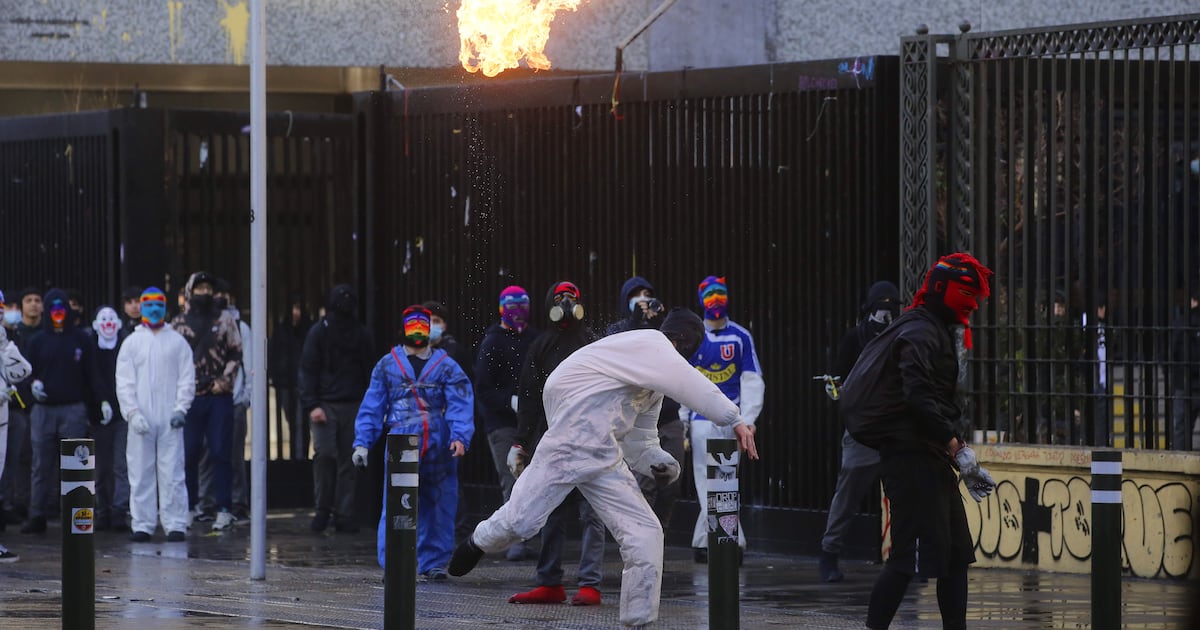 SLEP Santiago Centro presenta querella tras ataque con bombas molotov y amenazas en el Instituto Nacional