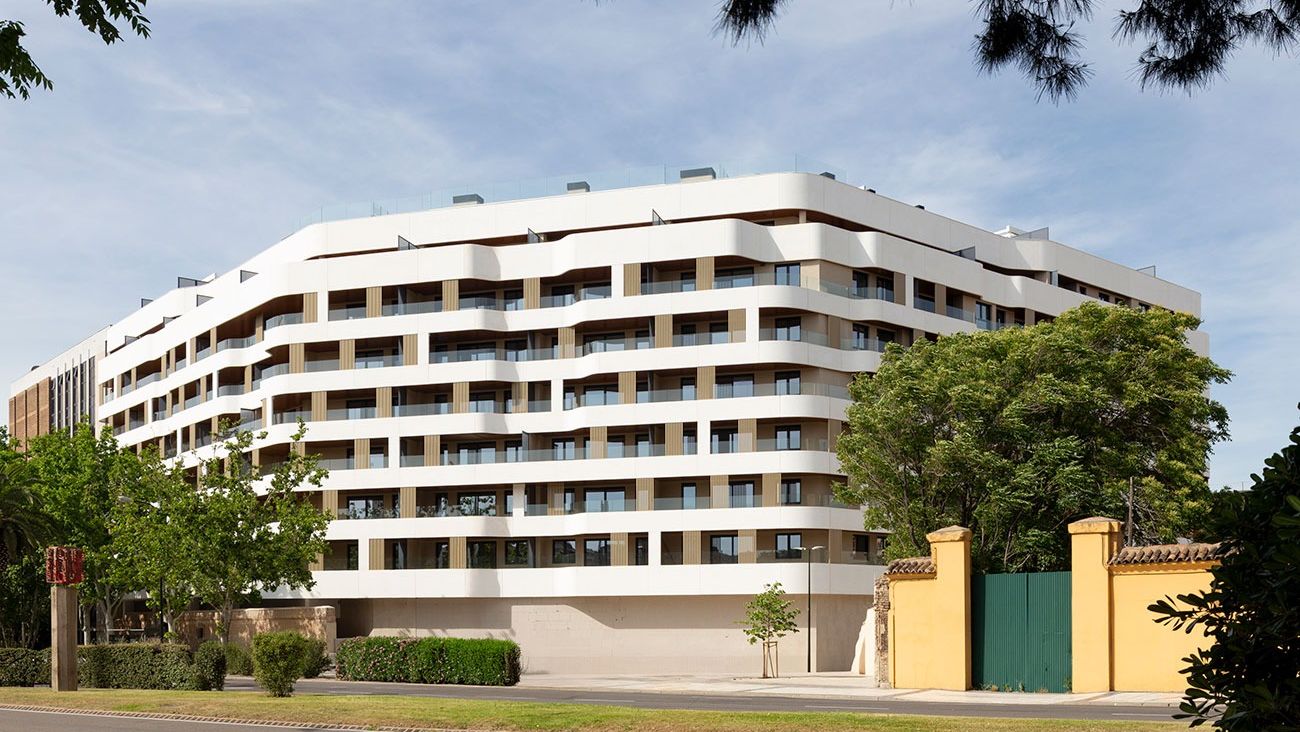 Los vecinos de un edificio del paseo María Agustín denuncian que el ruido de la refrigeración de un centro de datos de Telefónica persiste pese a las sanciones