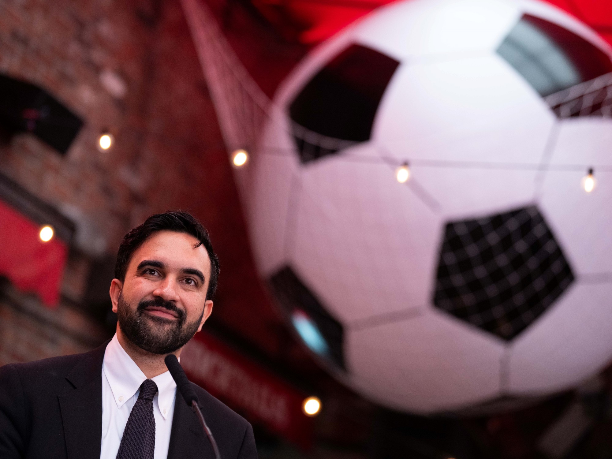Alcalde de Nueva York elogia a Sócrates y la Democracia Corinthiana en contexto del Mundial 2026