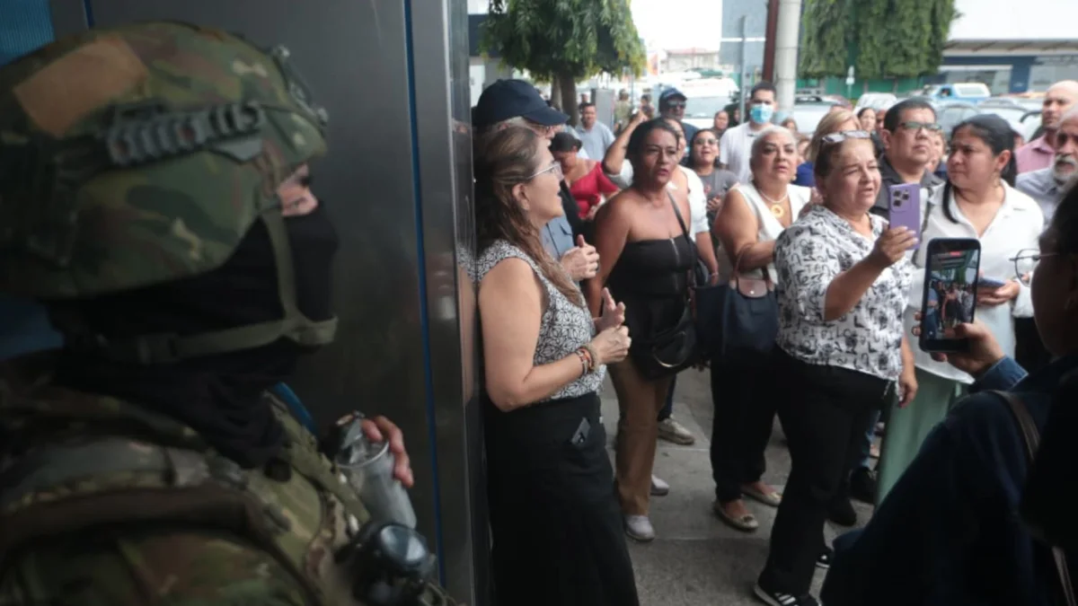 Alcalde de Guayaquil es trasladado de urgencia a clínica privada por problemas de salud