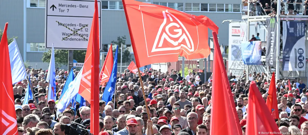 Trabajadores de Mercedes-Benz protestan contra recortes en derechos laborales en Alemania