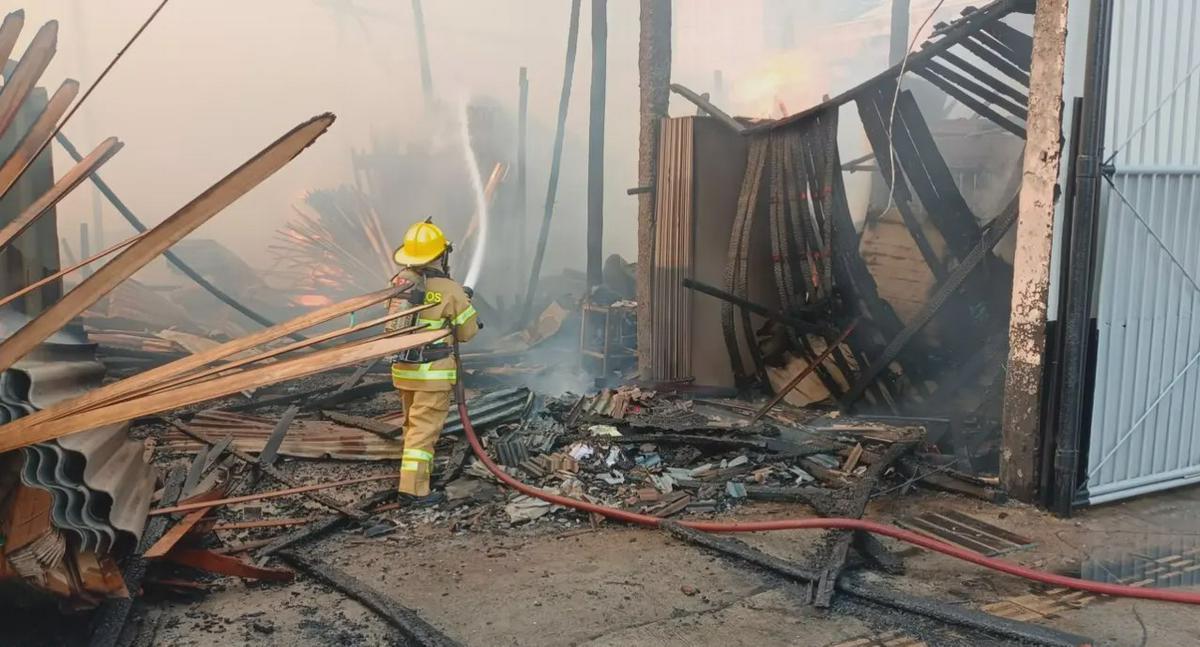 Incendio en depósito de madera de Bello deja dos perros muertos y daños a vivienda vecina