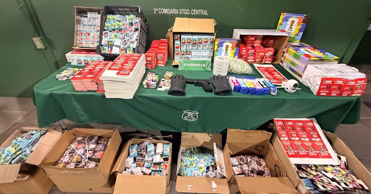 Carabineros decomisan medio millón de láminas y 300 álbumes falsificados del Mundial tras control vehicular en Santiago