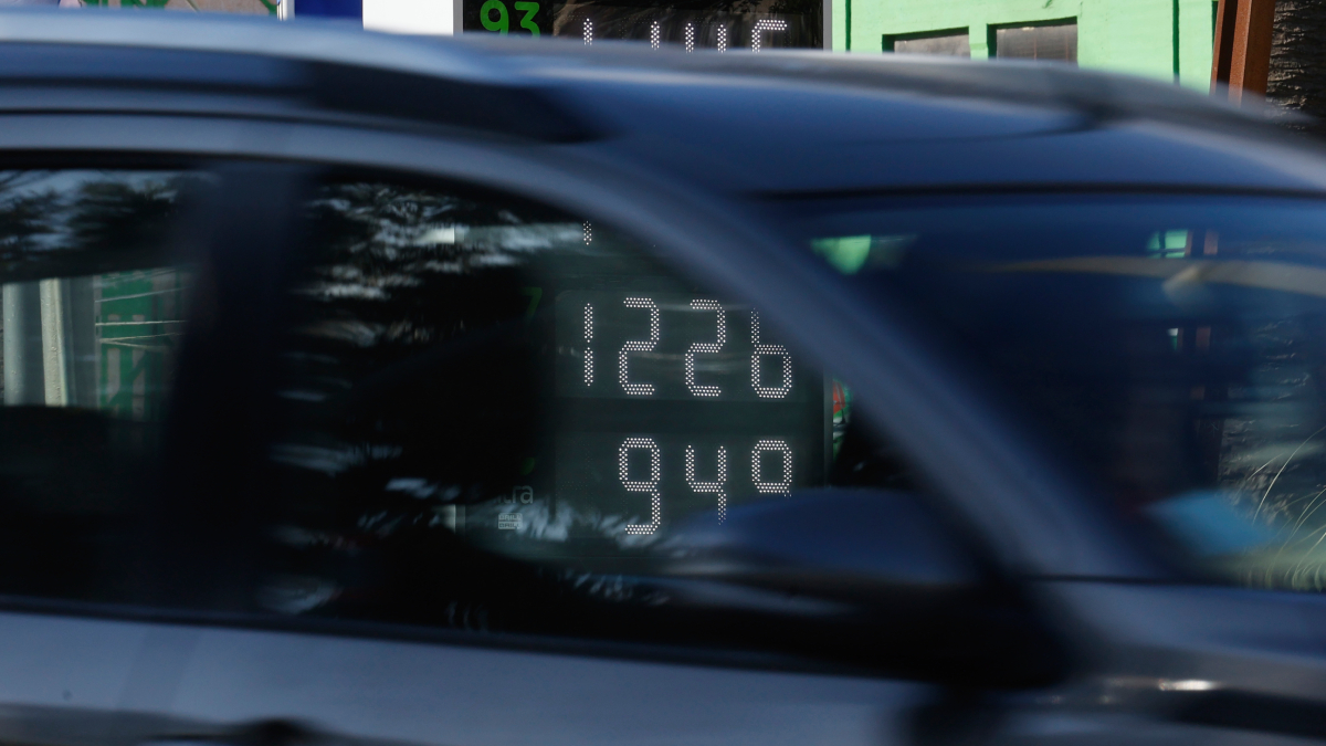 Conflictos en Medio Oriente podrían afectar precios de combustibles en Chile
