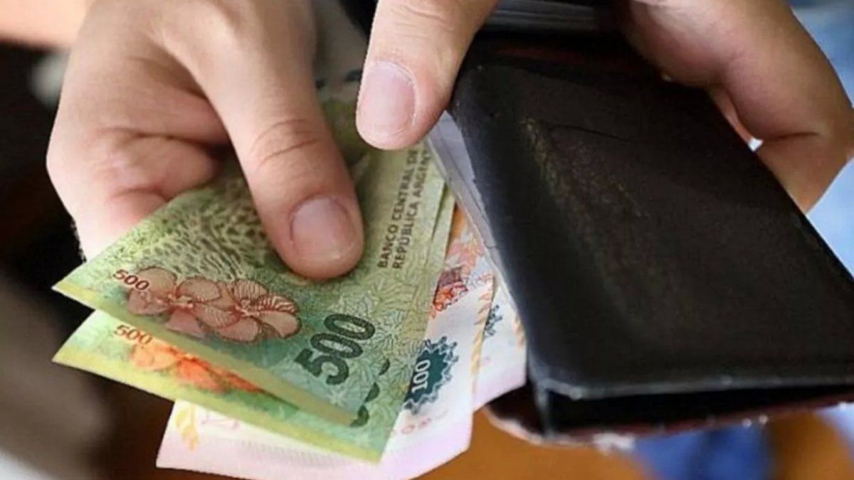 Informe: El ingreso disponible argentino creció 1% en abril tras cinco caídas consecutivas