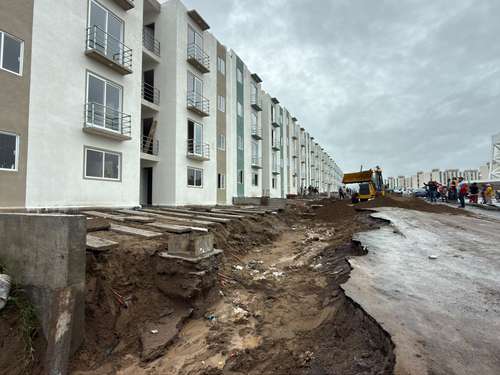 Socavón causado por lluvias afecta construcción de viviendas en Veracruz