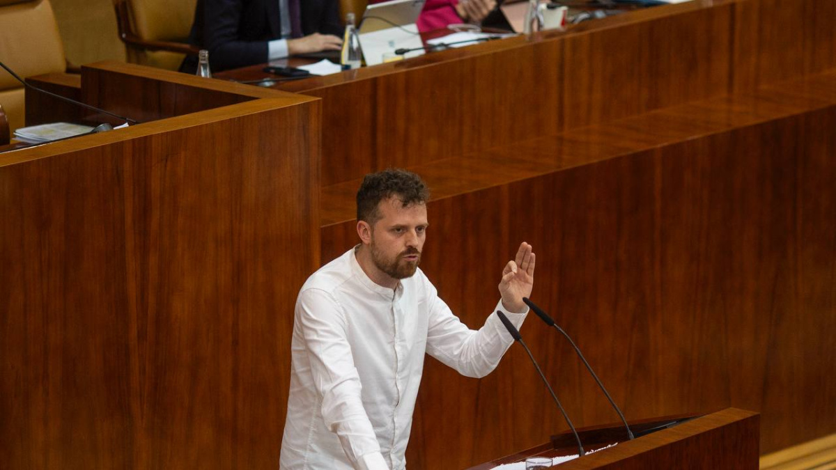 Diputado de Más Madrid enfrenta denuncia por críticas a ACOM