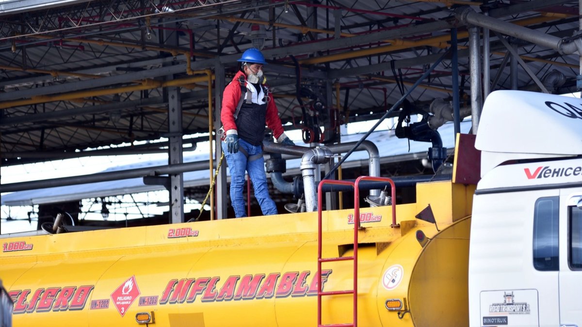 Ecuador reduce precios de combustibles en 5 centavos: impacto en consumidores y subsidios estatales