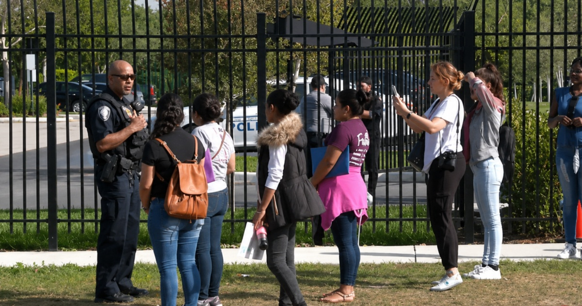 Detenciones prolongadas de migrantes en centro de ICE de Miramar