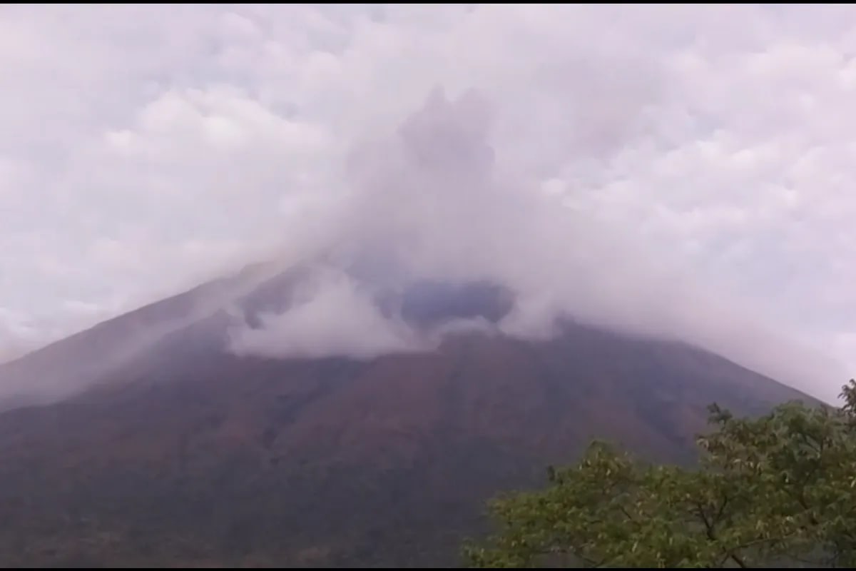 Mayon Volcano's Effusive Eruption Enters 189th Day with Ash Emissions