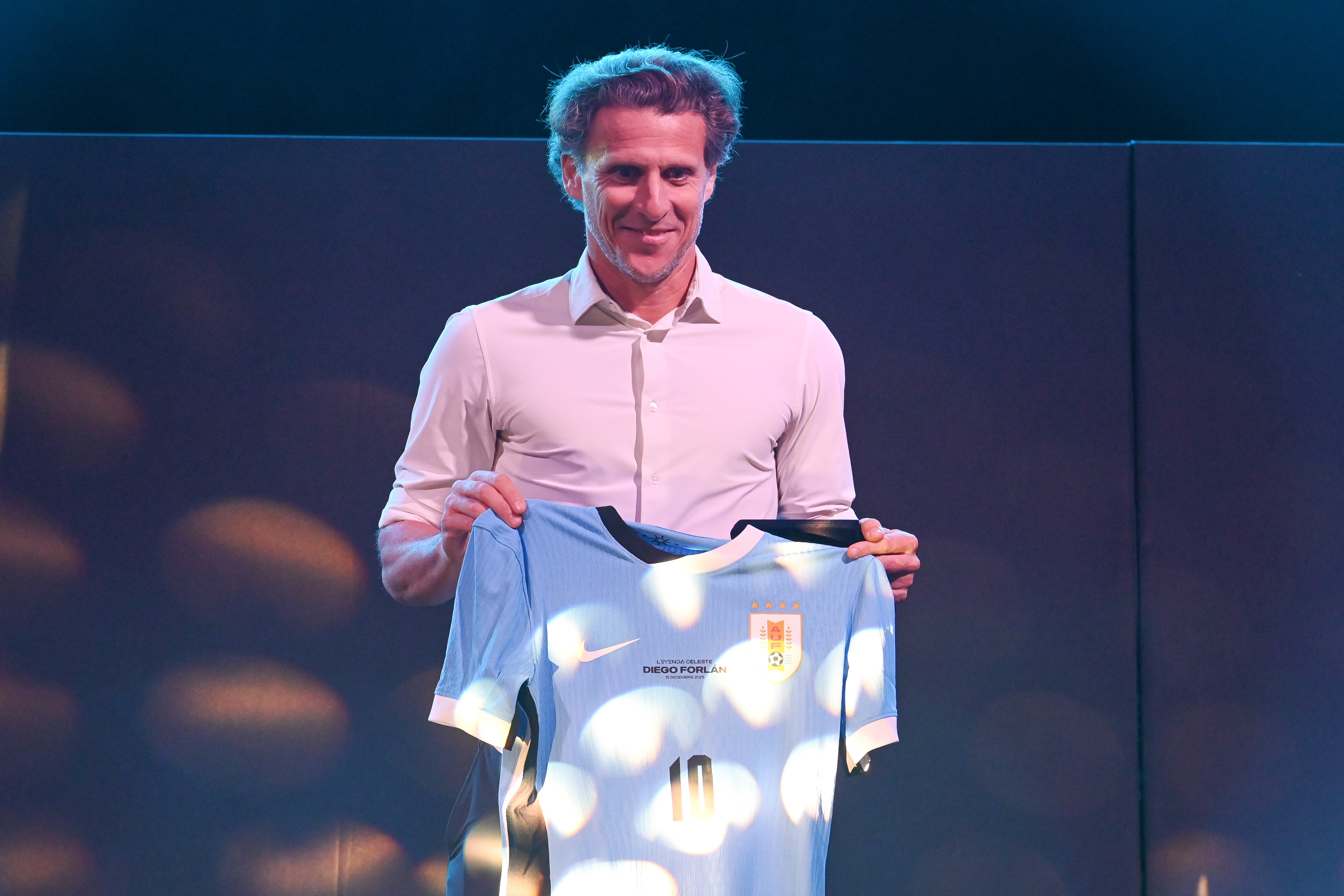 Diego Forlán se convierte en técnico interino de Uruguay tras la salida del Mundial