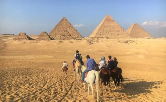 Arqueólogos descubren tumba faraónica en Luxor con pinturas y estructura ancestral