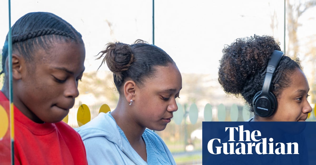 Teenagers' Views on UK Social Media Curfew and Government Proposals