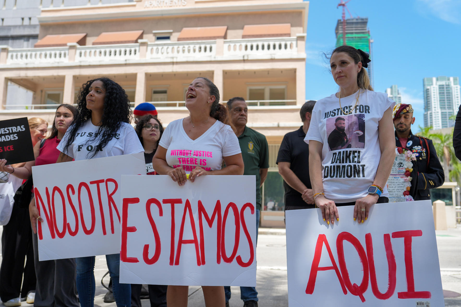 Migrantes denuncian condiciones inhumanas en centros de detención en Miami
