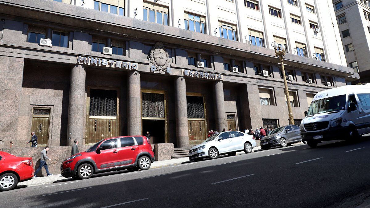 Gobierno argentino registra déficit de $1 billón en junio por aguinaldos y intereses