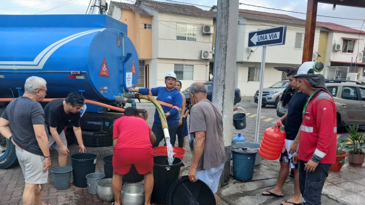 Guayaquil's Northern Neighborhoods Face Over 12 Hours of Water Cut Due to Pipeline Leak