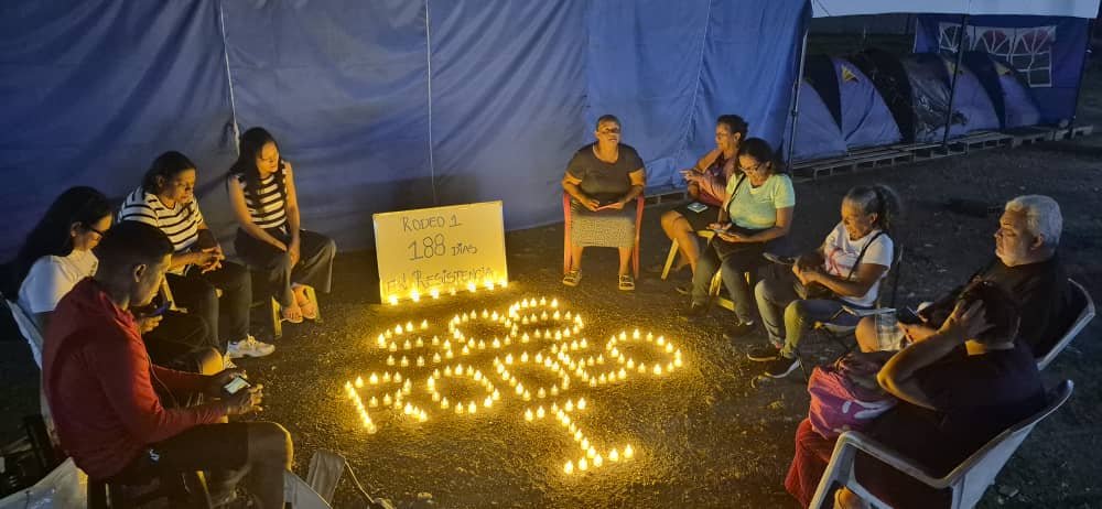 Familias de presos políticos denuncian negación de torturas en El Rodeo I
