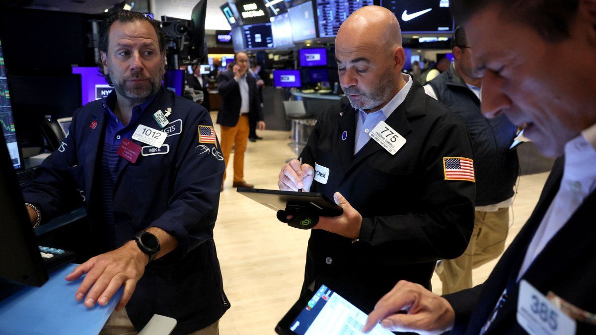 Wall Street enfrenta caídas en tecnología y petróleo