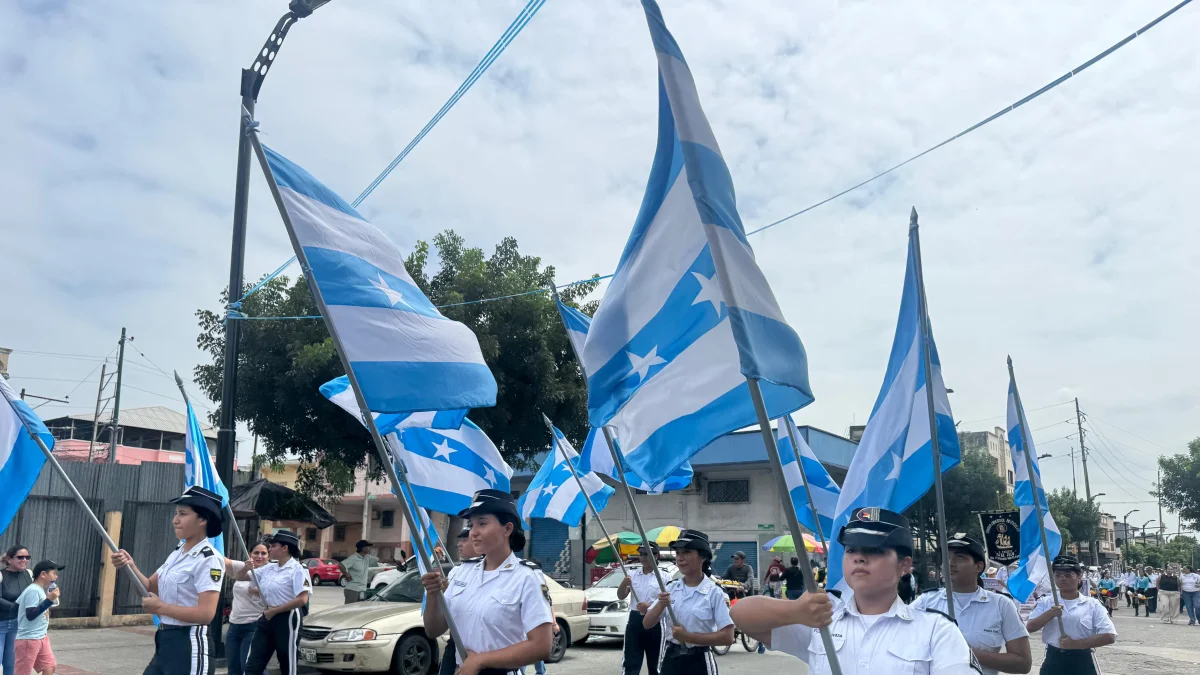 Desfile estudiantil en Barrio Garay celebra tradición cívica durante las Fiestas Julianas