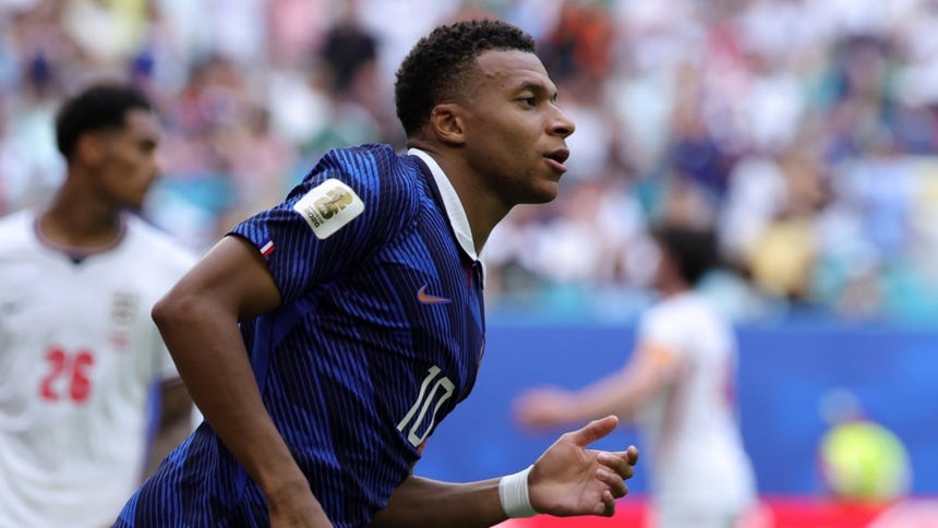 Mbappé anota un doblete ante Inglaterra, supera el récord goleador de Messi en los Mundiales y queda como líder de la Bota de Oro