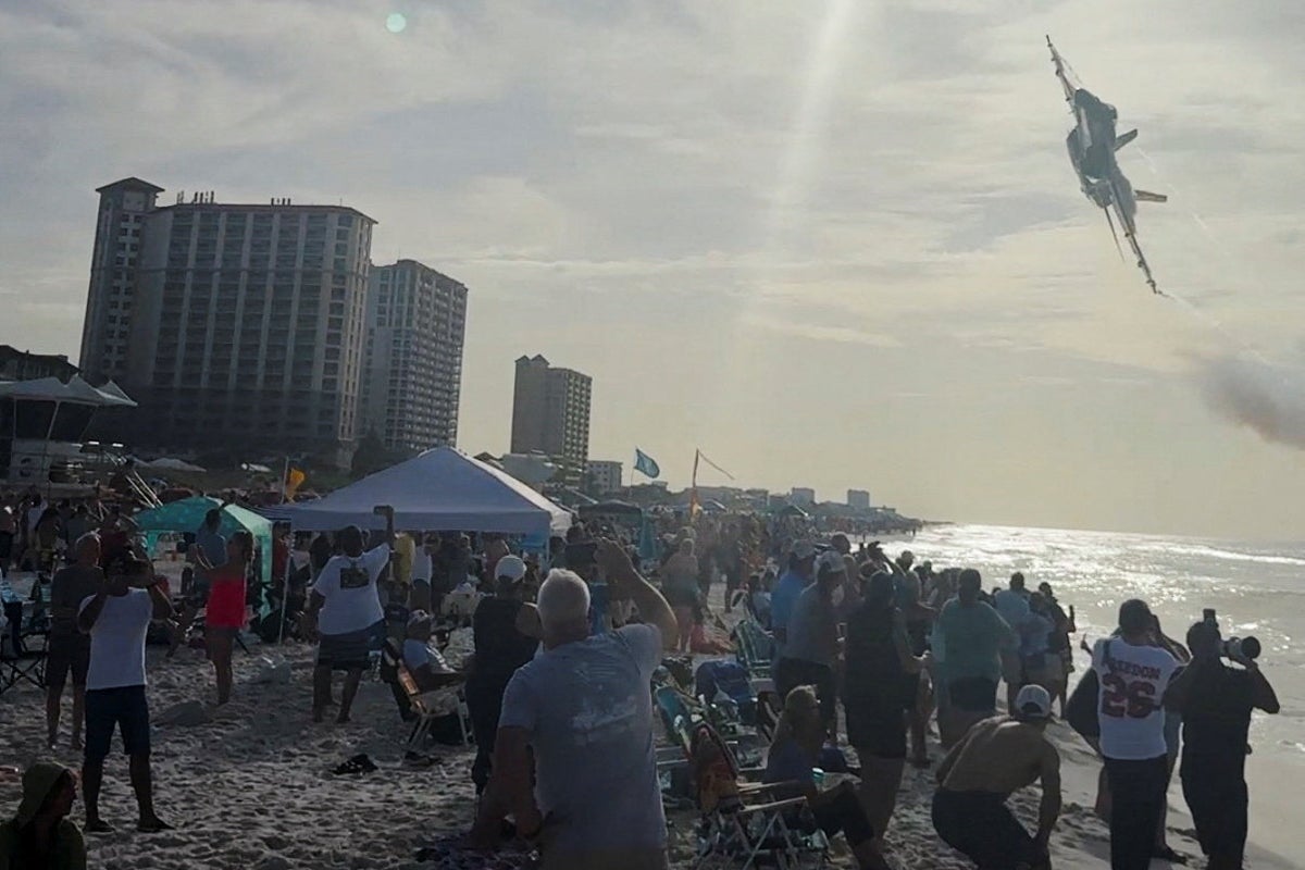 Blue Angels Pilot Admits Mistake in Low-Altitude Flyover Over Florida Beach Amid Political Reactions