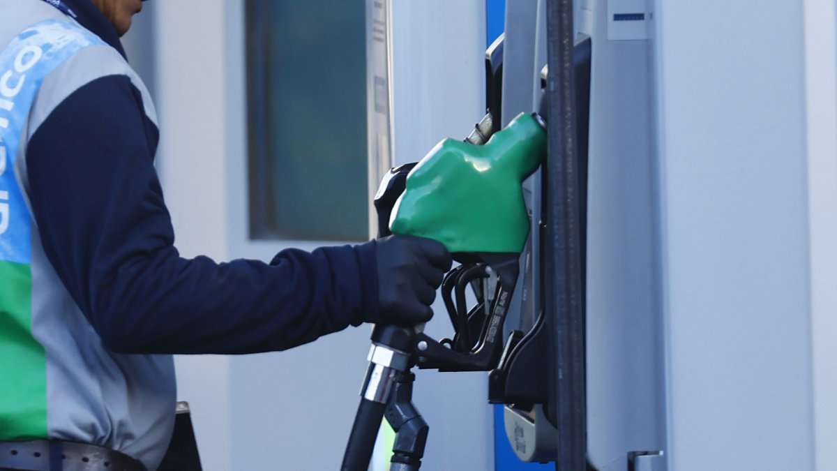Economistas pronostican aumento en precios de combustibles por tensión internacional