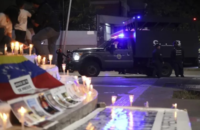 Vigilia por derechos de presos políticos frente a El Rodeo I