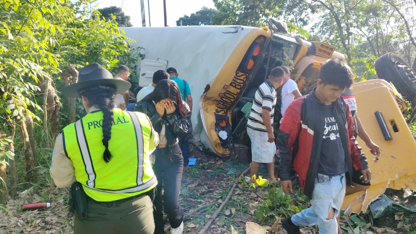 Autobús volcó en Suchitepéquez tras explosión de llanta, dejando 15 heridos