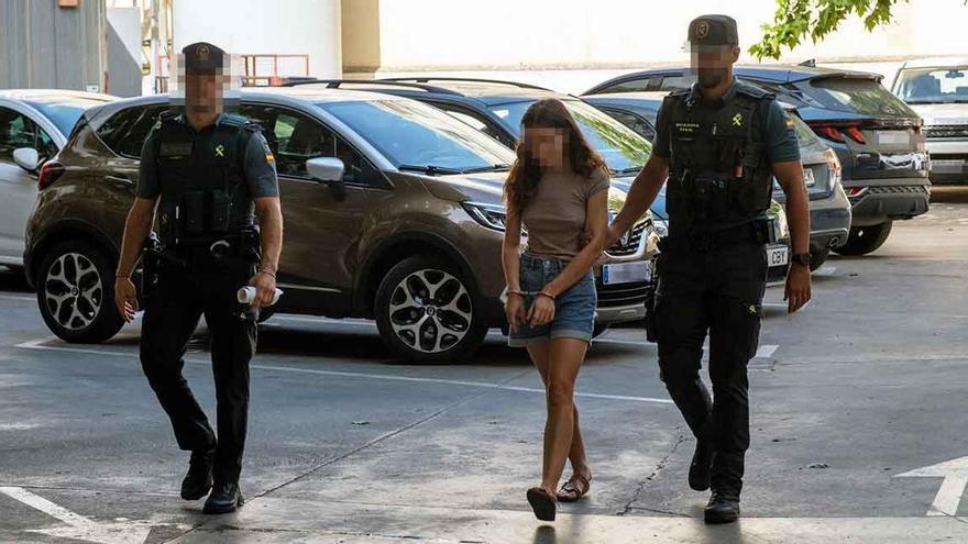 Dos jóvenes detenidas por pintadas en inmobiliarias de Santa Maria