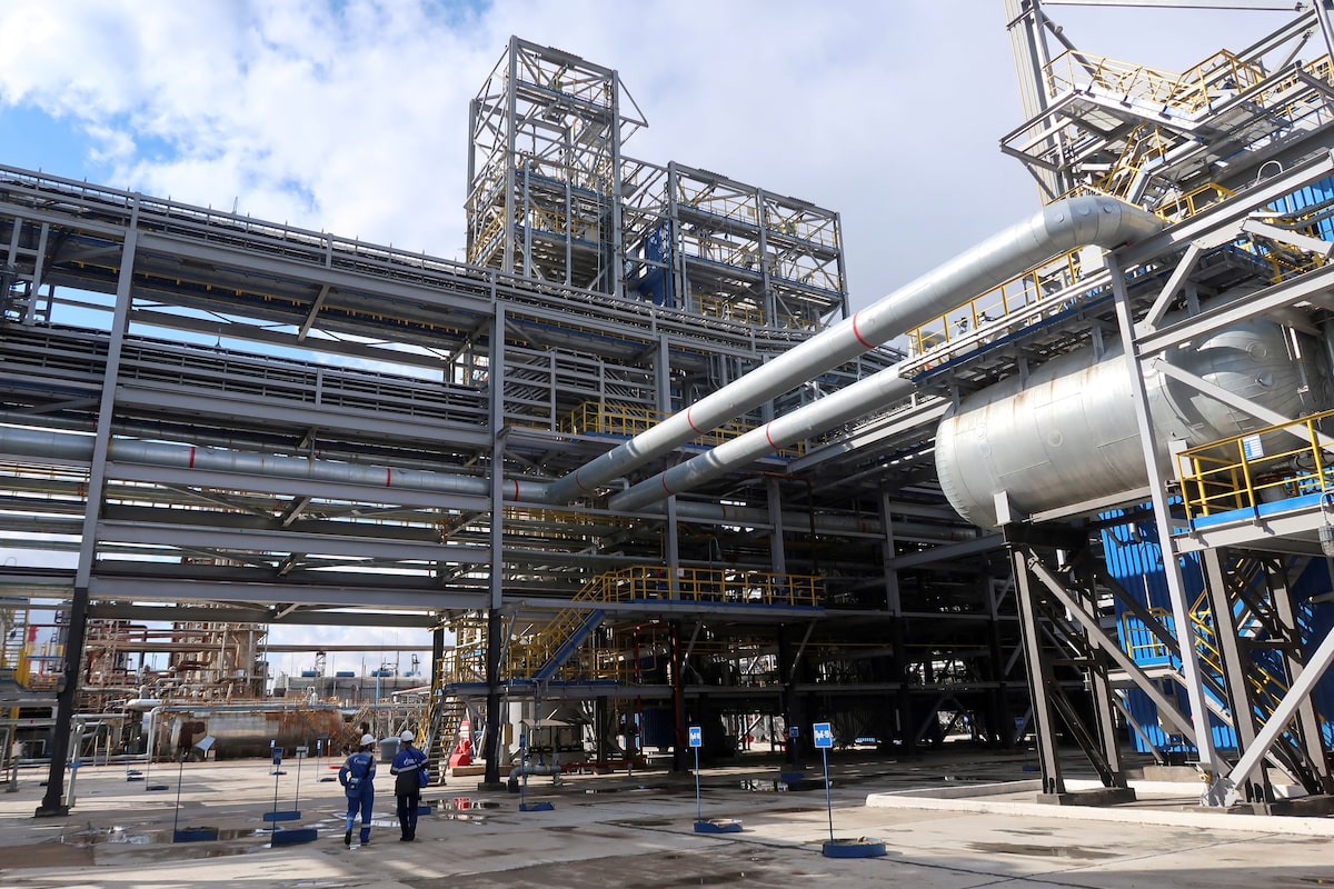 Oil prices fluctuate as Iran-U.S. negotiations and Middle East tensions shape market dynamics