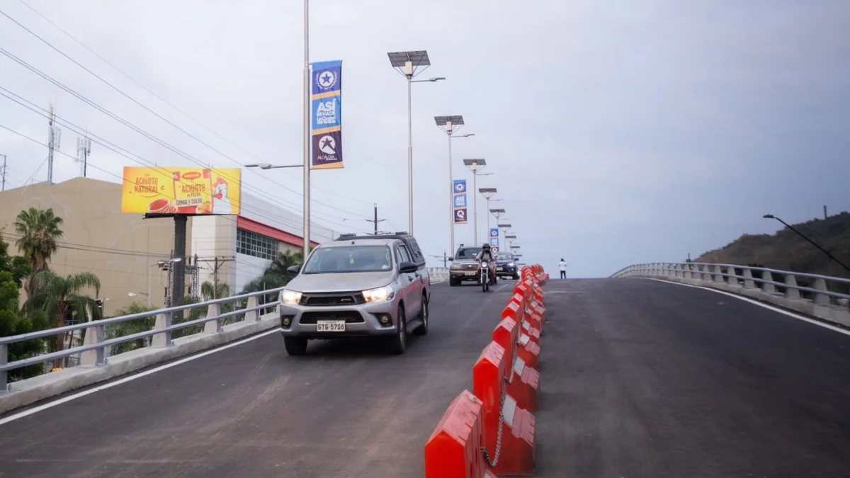 Inauguran primer tramo del paso elevado en Guayaquil para mejorar tránsito