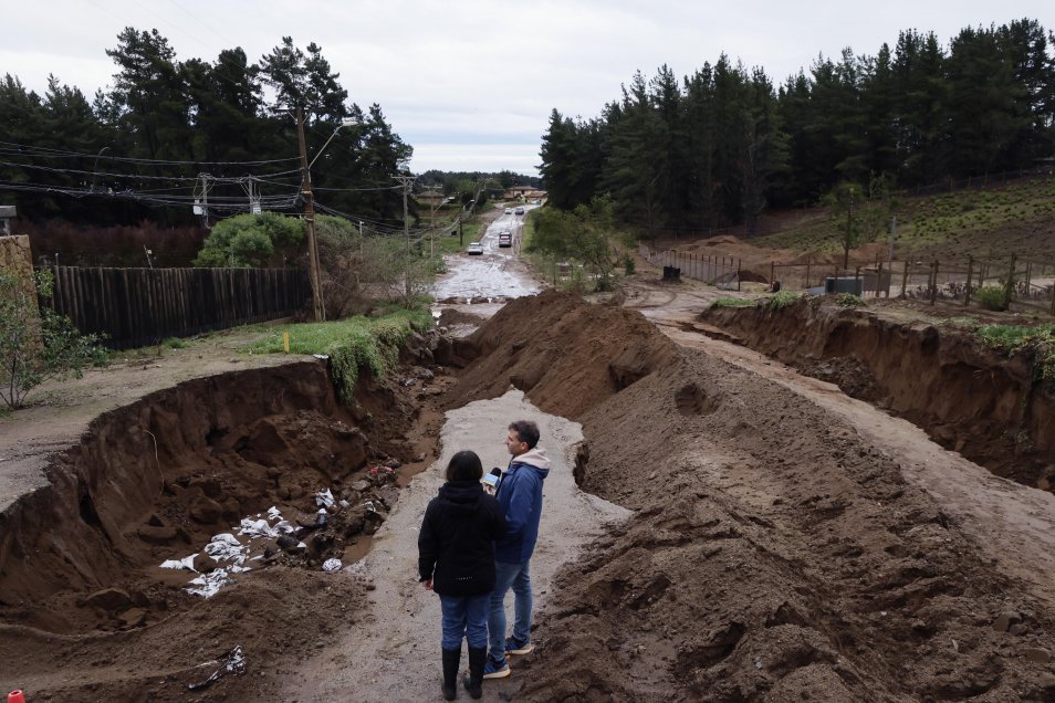 Grande socavón en Reñaca por sistema frontal