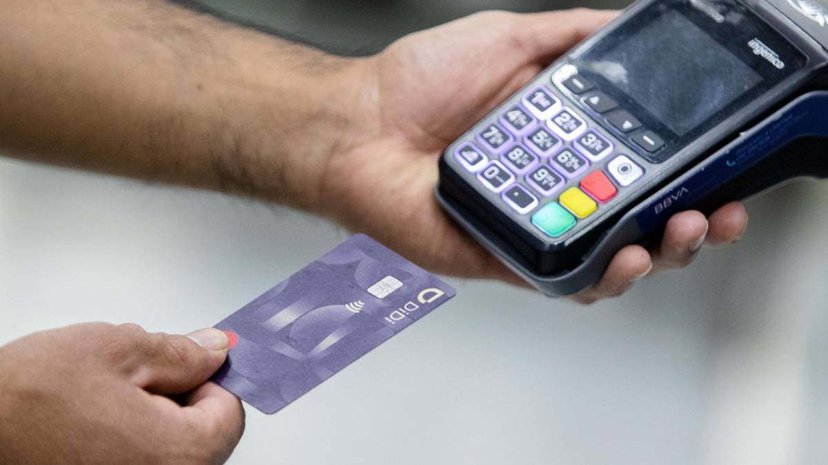 SAT explica consecuencias de prestar tarjetas a terceros