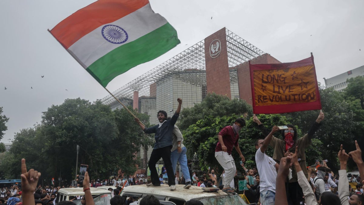 Protestas masivas en India desafían al gobierno por crisis educativa