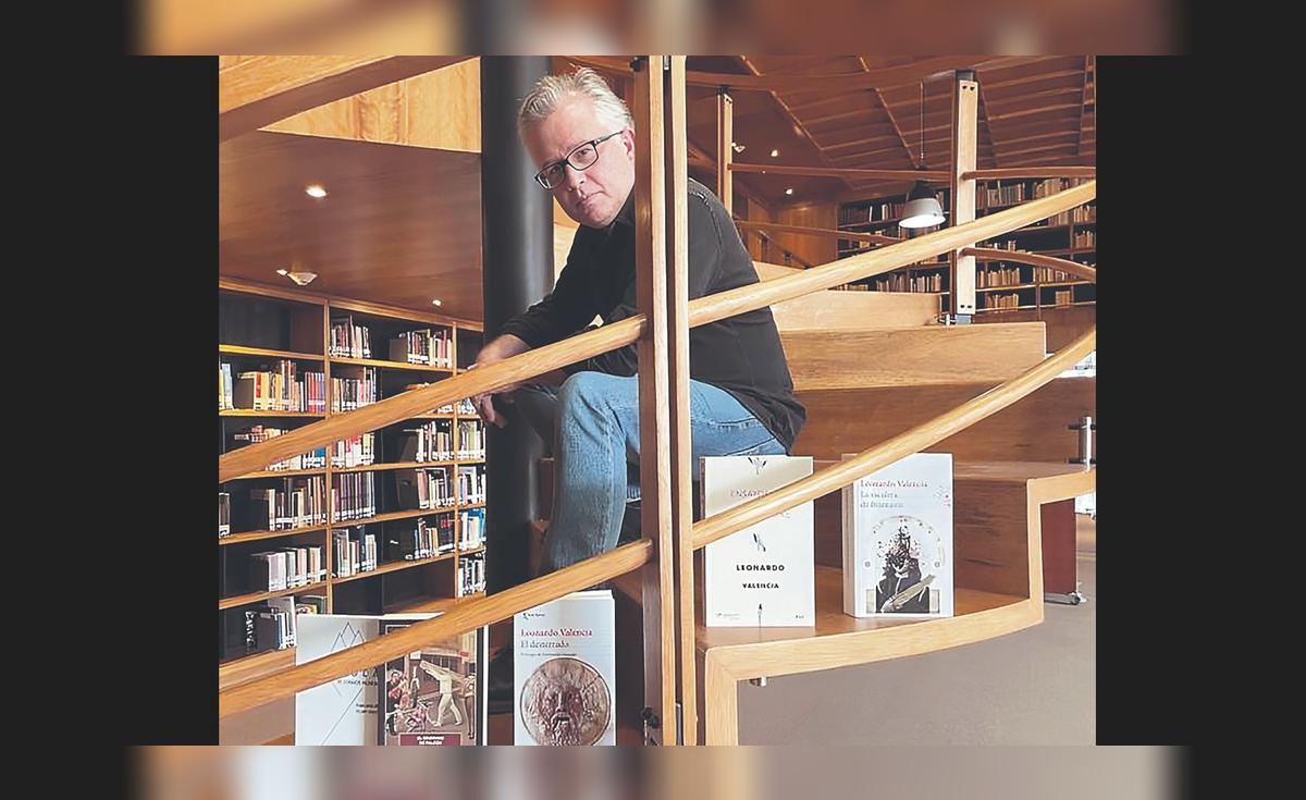 Leonardo Valencia reflexiona sobre la evolución de la novela y su relación con la microficción