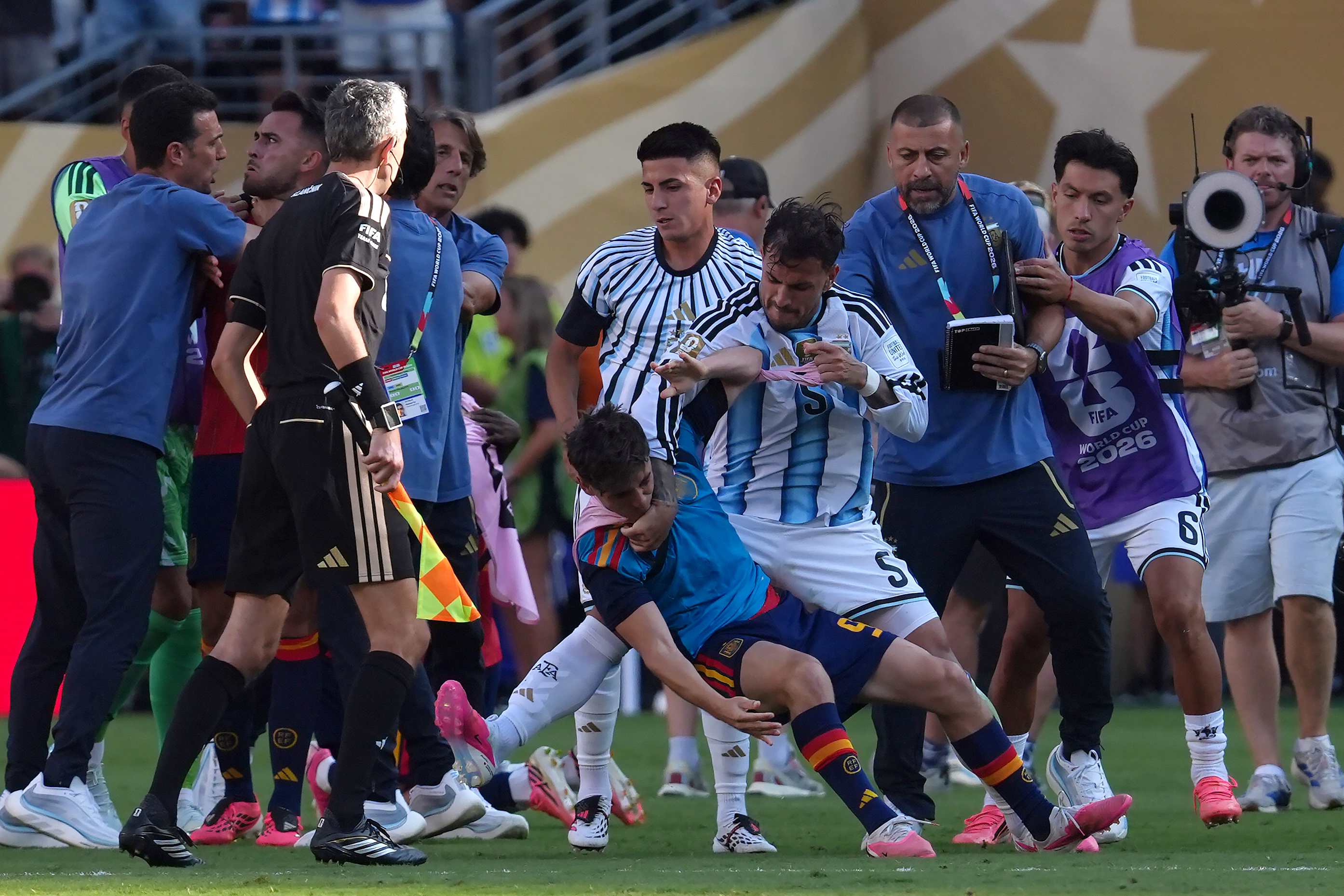 Gavi defiende a Leandro Paredes tras incidente en final del Mundial 2026