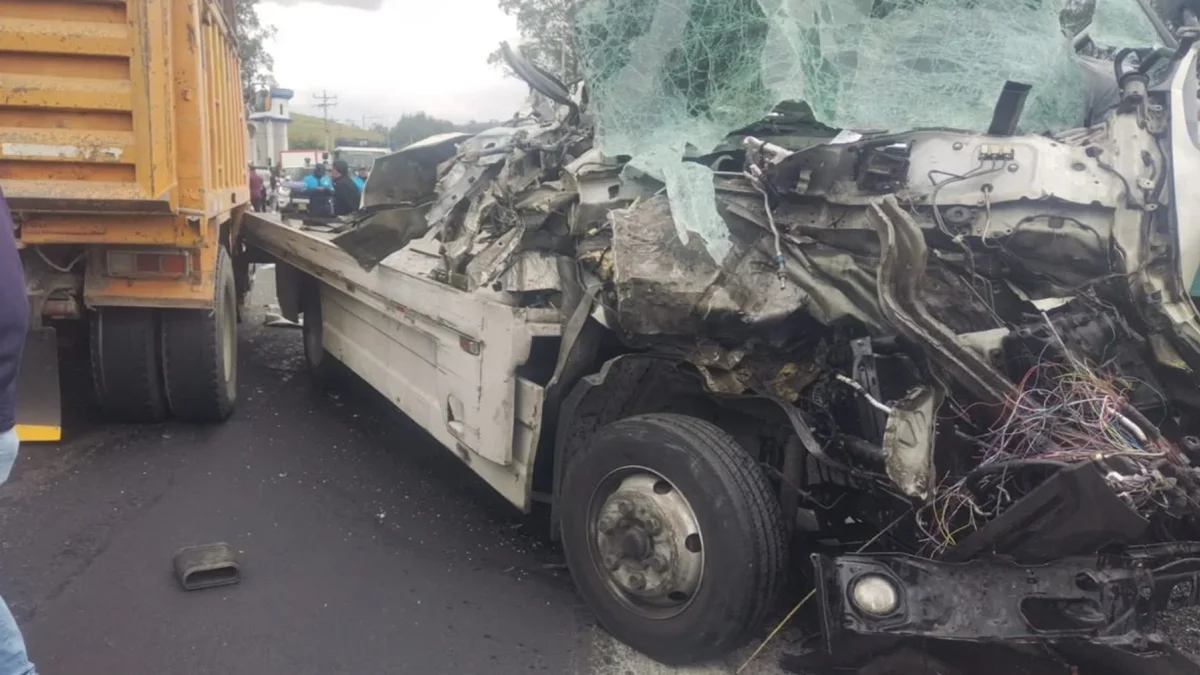 Choque entre volqueta y plataforma en Panamericana Sur deja un fallecido en Tambillo
