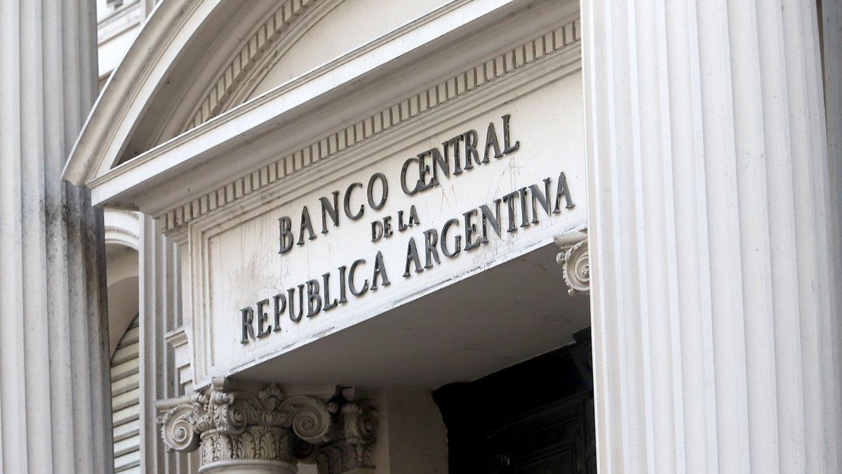 BCRA reserves drop by over $350 million, ending a four-week upward trend