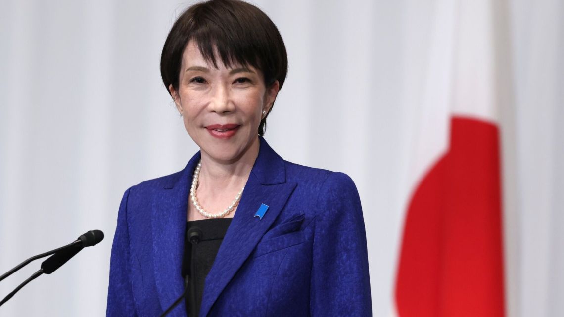 La primera ministra de Japón explica su rutina laboral intensa y falta de sueño