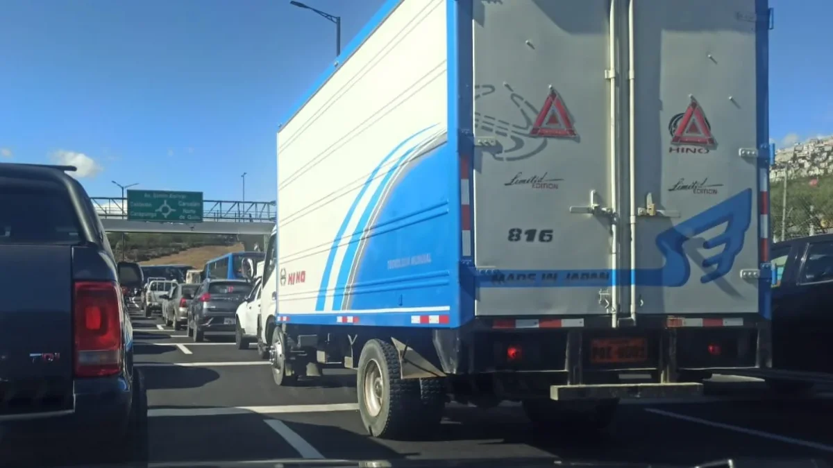Cierres en Panamericana Norte por obras de Epmmop en Quito