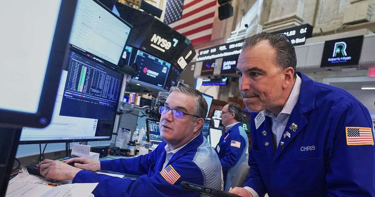 Global markets fluctuate as oil prices drop and AI stocks face sell-off